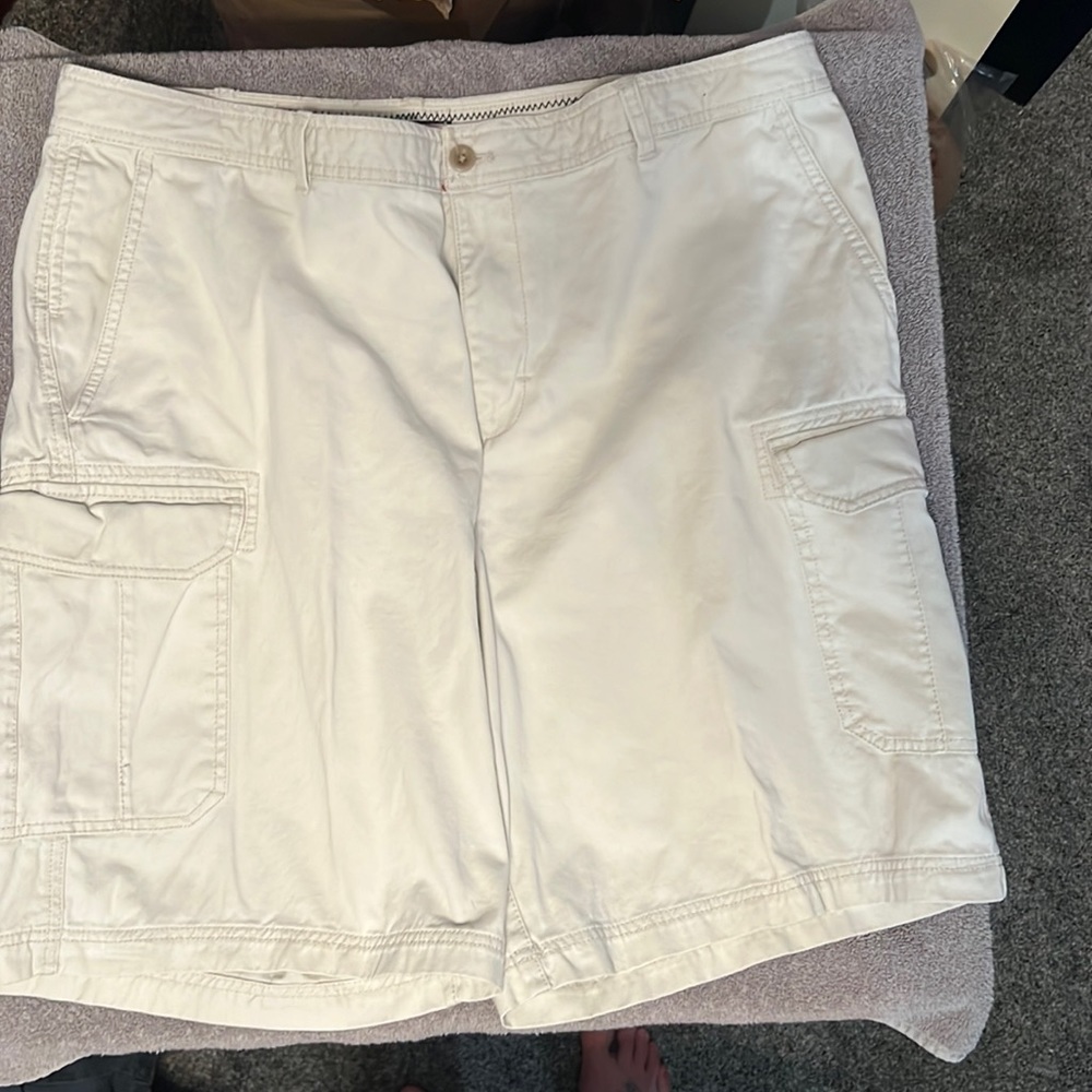 IZOD cargo shorts size 40